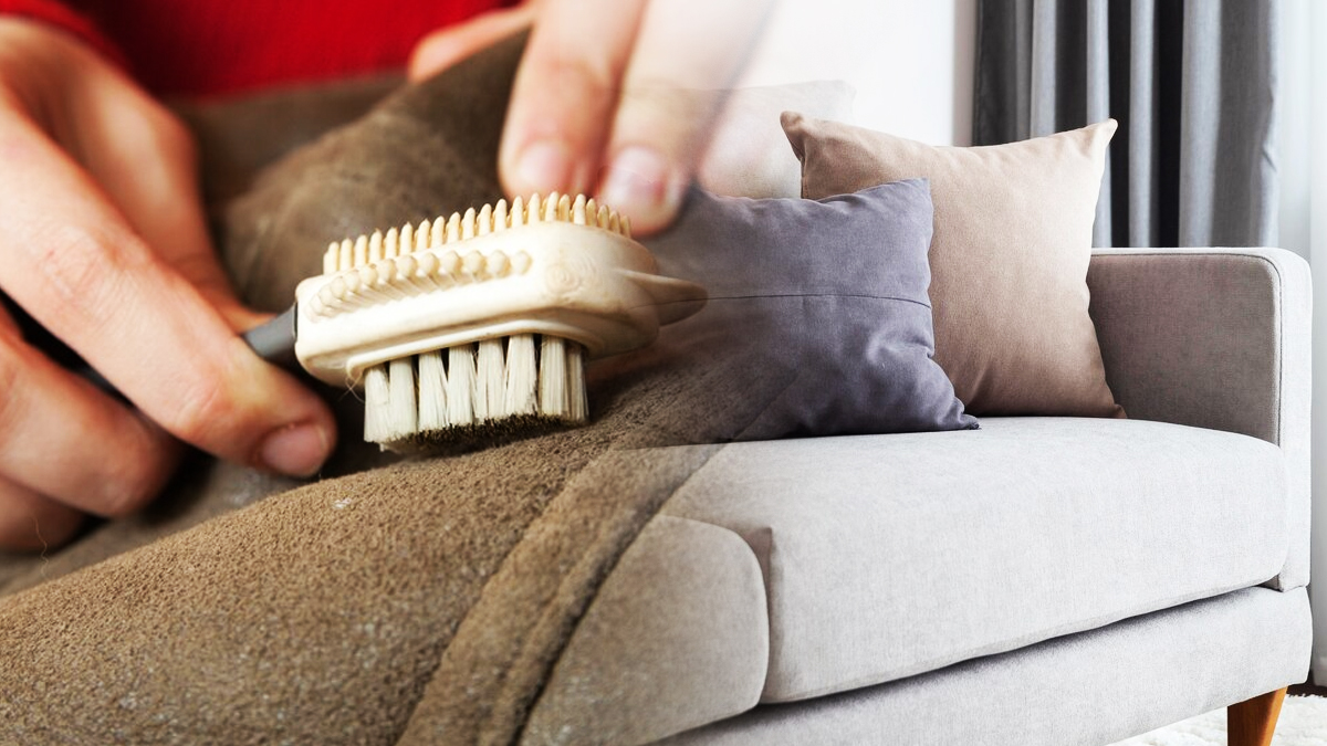 Comment nettoyer un canapé en tissu : 6 astuces redoutables