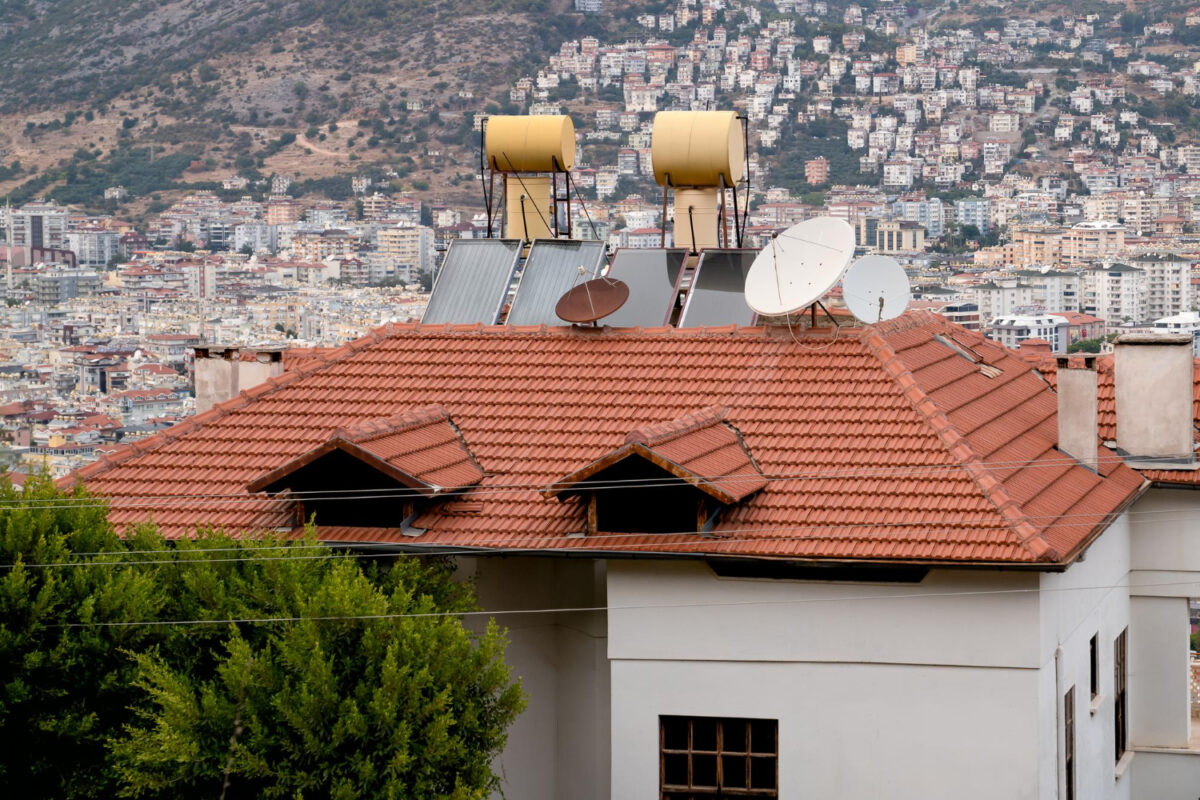 Peut-on installer un chauffe-eau solaire sur un toit non conventionnel ?