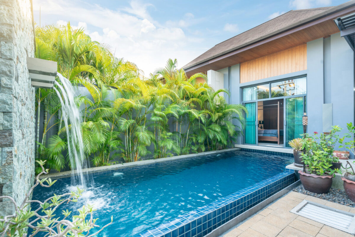 Comment intégrer une piscine dans un petit jardin ?
