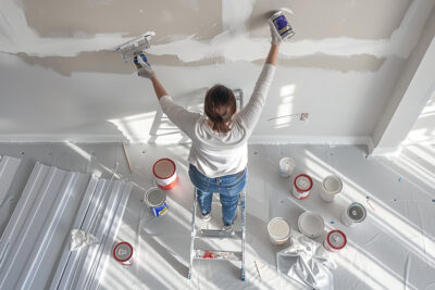 Les défis de la peinture des plafonds et comment les surmonter