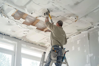 Réparation de dommages sur un faux plafond sans remplacer la structure