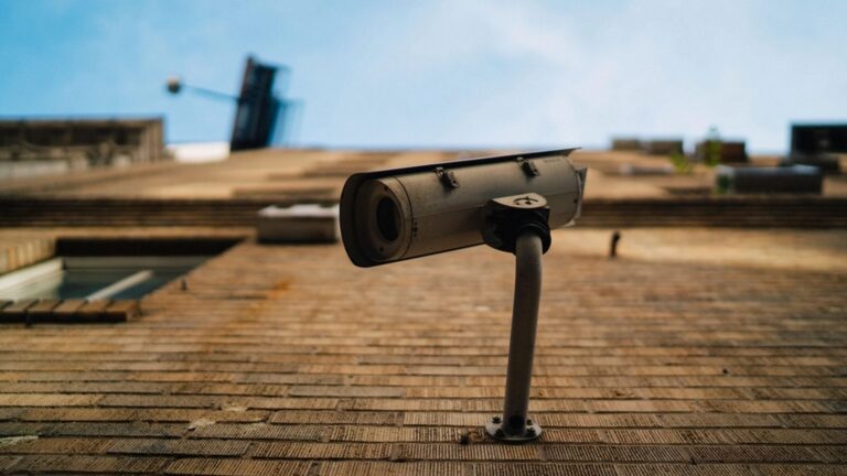 Caméras devant les collèges : un débat local entre sécurité et libertés publiques