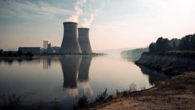 Canicule : EDF bride deux réacteurs — quand le droit du fleuve commande le réseau