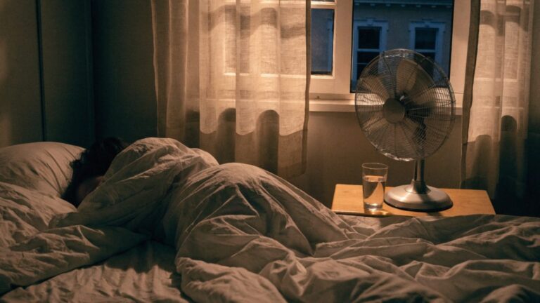 Canicule : pourquoi la douche froide vous empêche de dormir