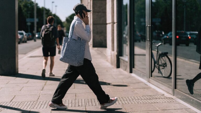 Téléphone portable et ondes : les gestes simples que la science recommande vraiment