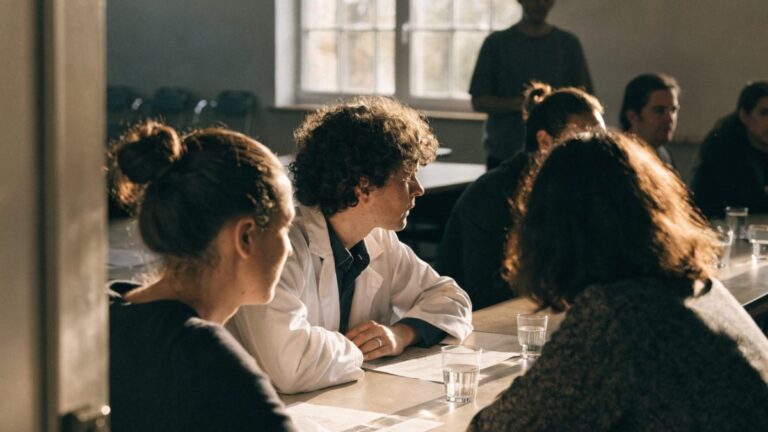 Halte à l'arrogance : la science se défend mieux quand elle écoute